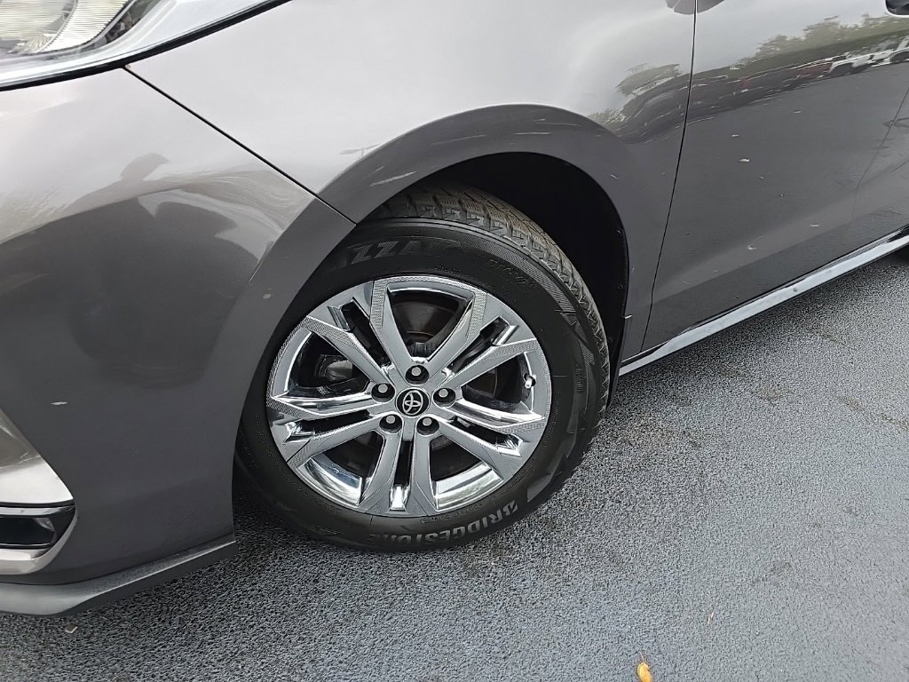 2022 Toyota Sienna XSE photo 2