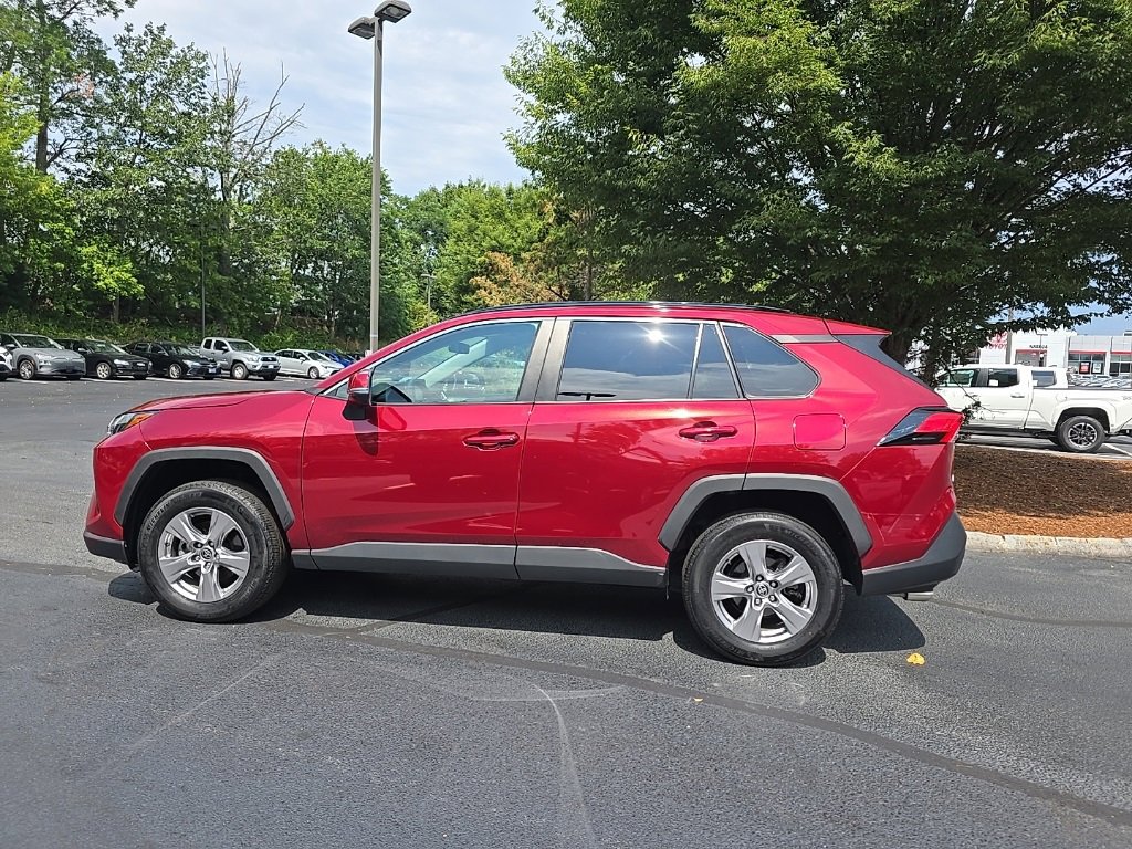 2022 Toyota RAV4 XLE photo 2
