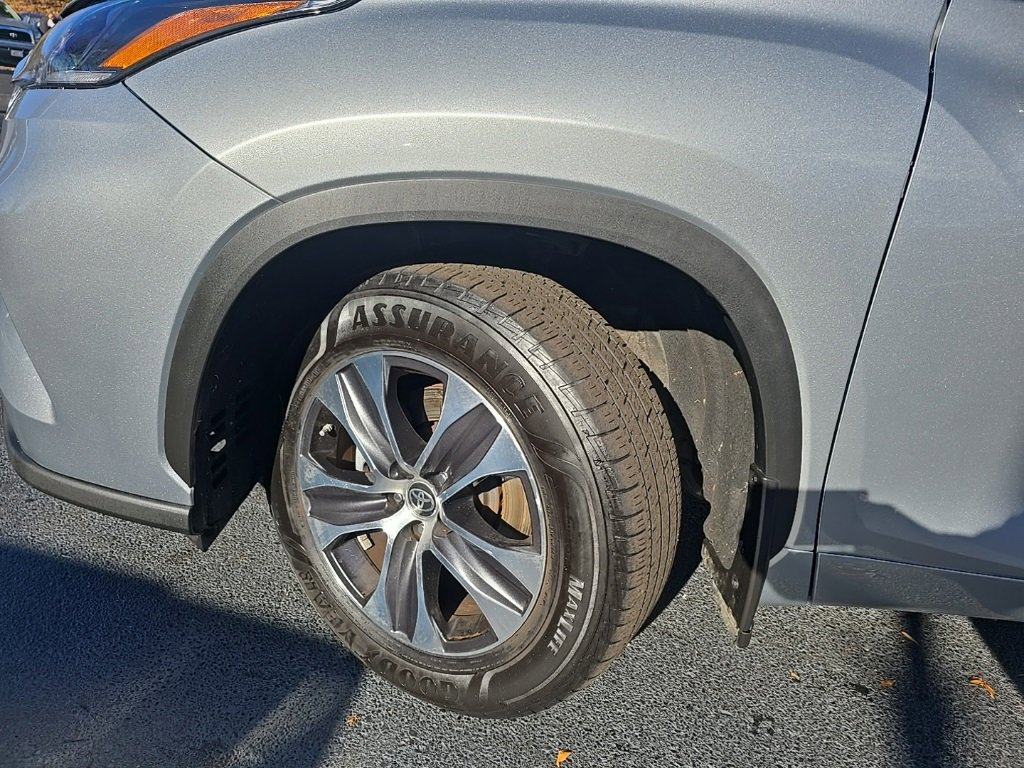 2021 Toyota Highlander XLE photo 2