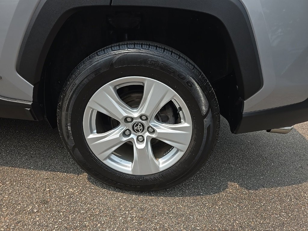 2020 Toyota RAV4 Hybrid XLE photo 4
