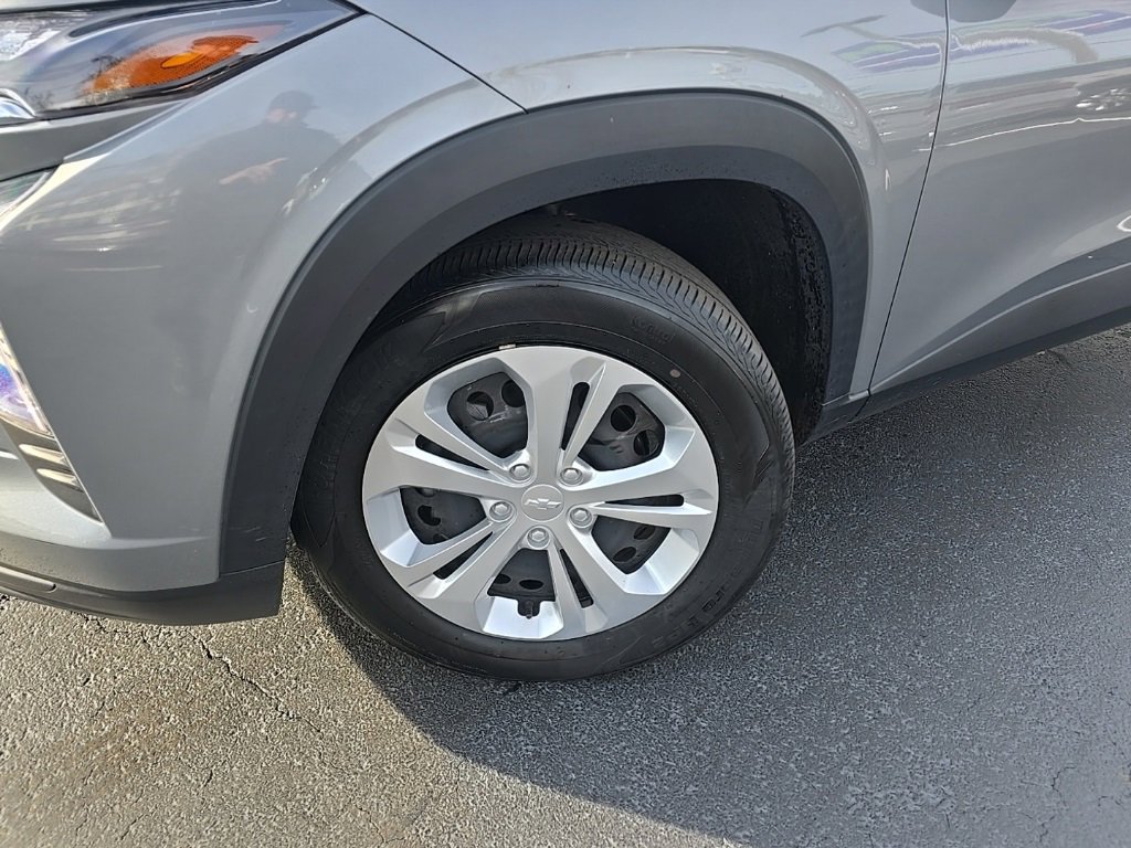 2024 Chevrolet Trax LS photo 2