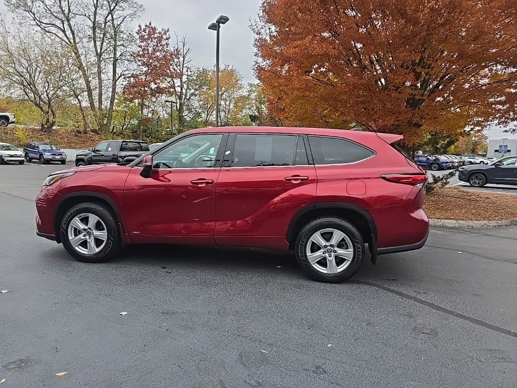 2022 Toyota Highlander Hybrid LE photo 2
