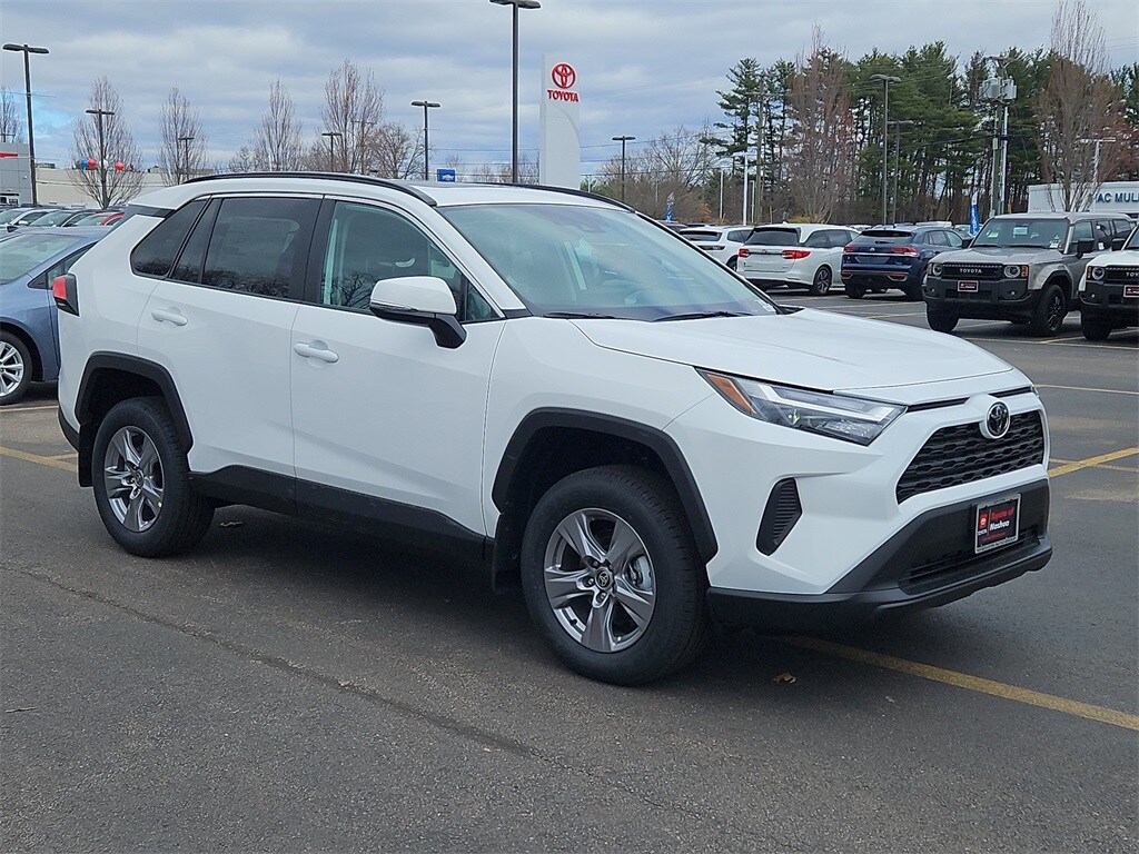 2025 Toyota RAV4 XLE photo 3