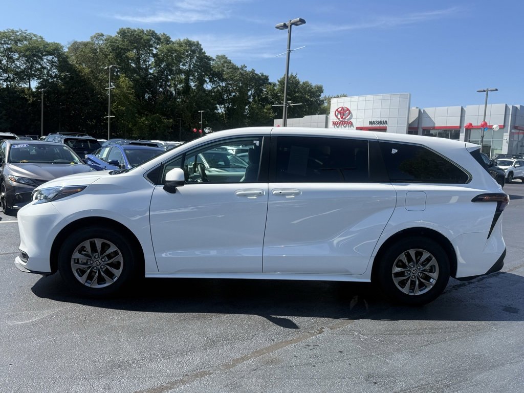 2025 Toyota Sienna LE photo 3