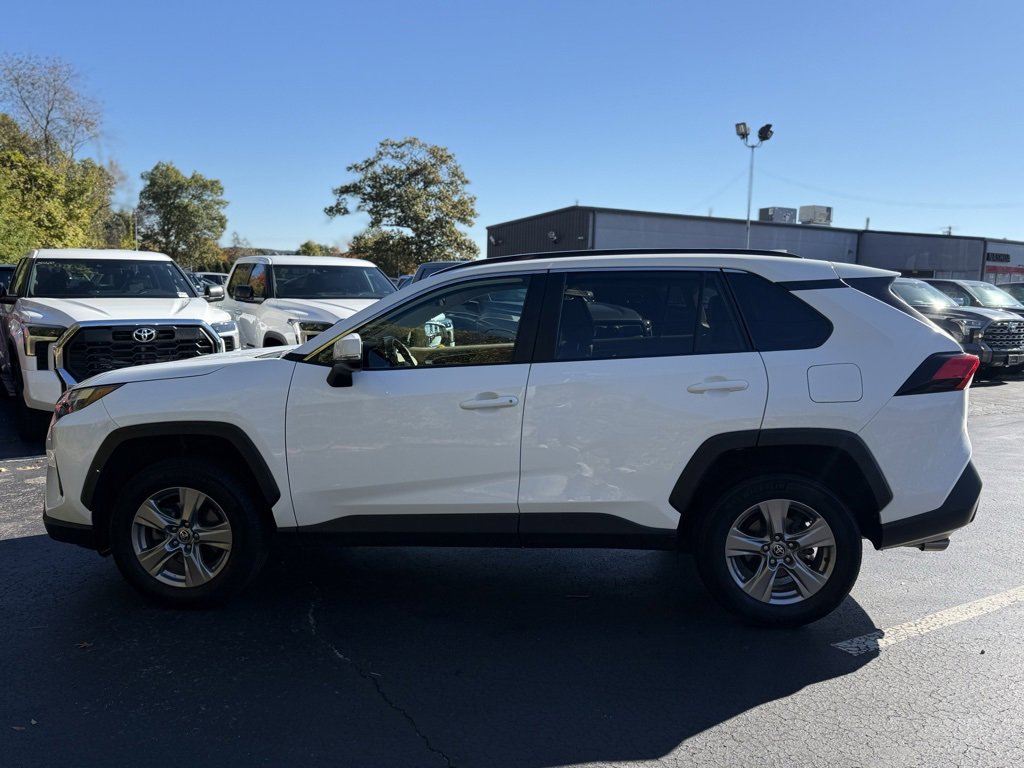 2022 Toyota RAV4 XLE photo 3