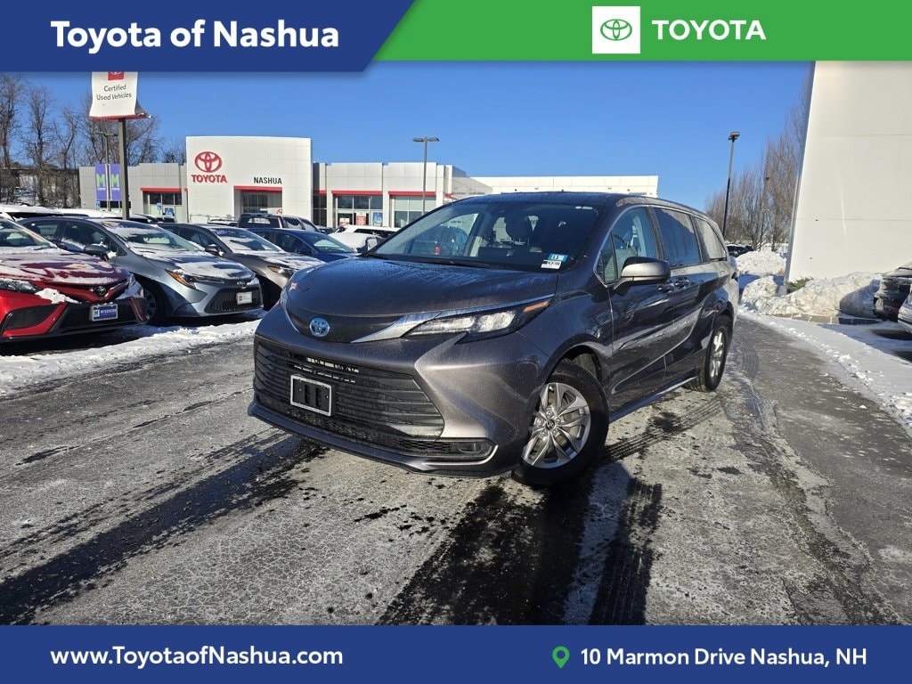 2024 Toyota Sienna LE's photo