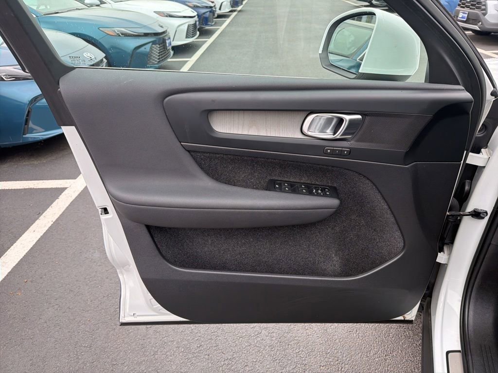 2023 Volvo XC40 Plus - Photo 18