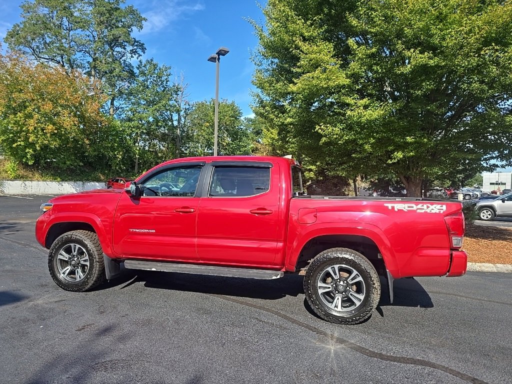 2017 Toyota Tacoma TRD Sport photo 3