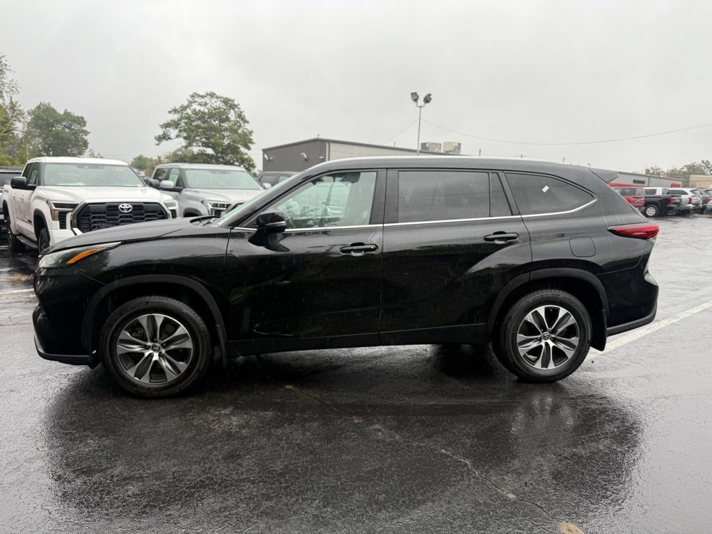 2023 Toyota Highlander XLE photo 2