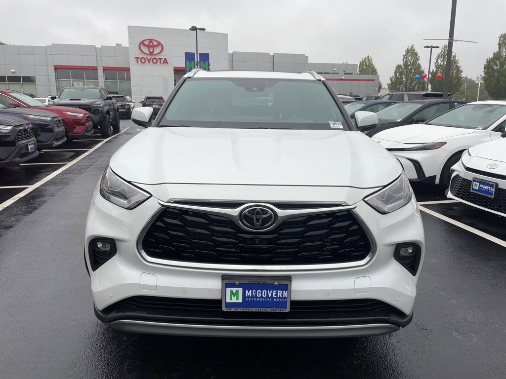 2022 Toyota Highlander Platinum photo 2