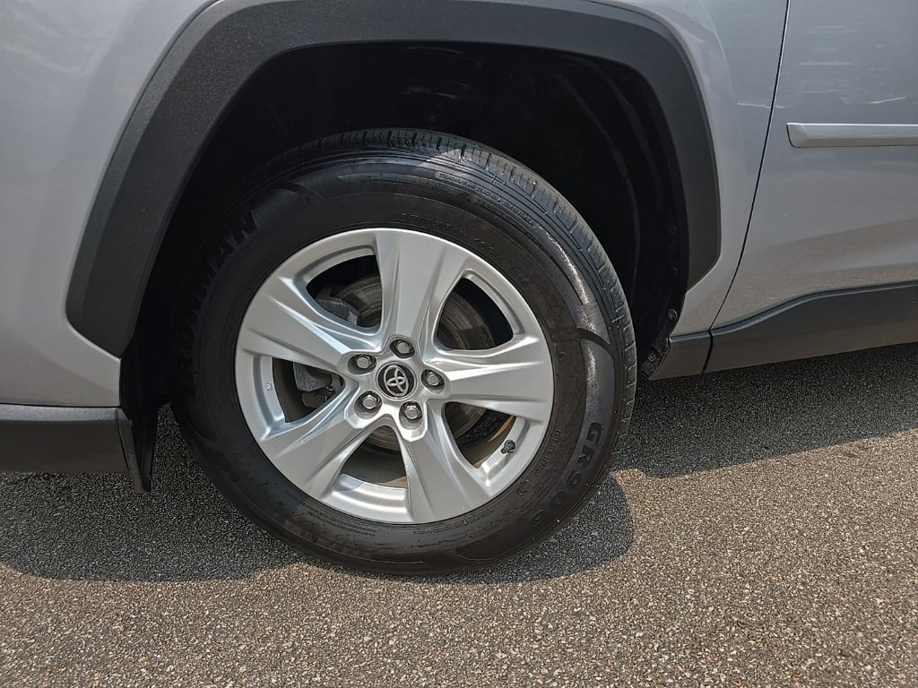 2020 Toyota RAV4 Hybrid XLE photo 2