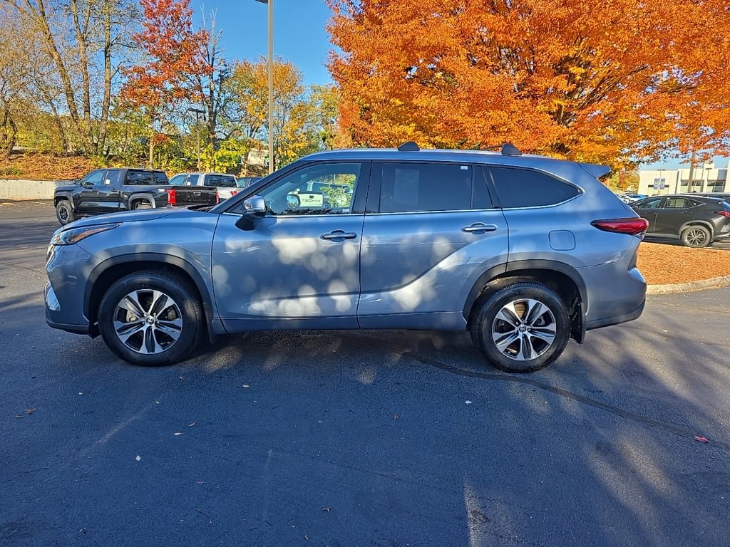 2022 Toyota Highlander XLE photo 2