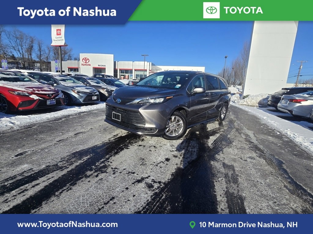 2024 Toyota Sienna LE's photo