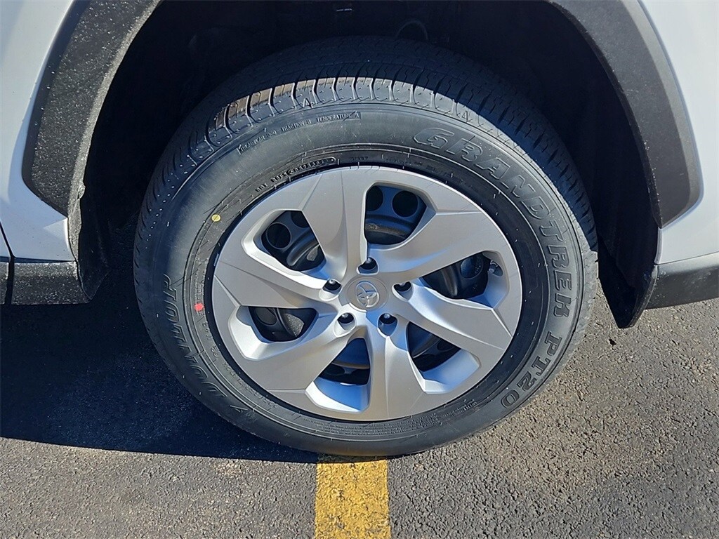 2025 Toyota RAV4 LE photo 4