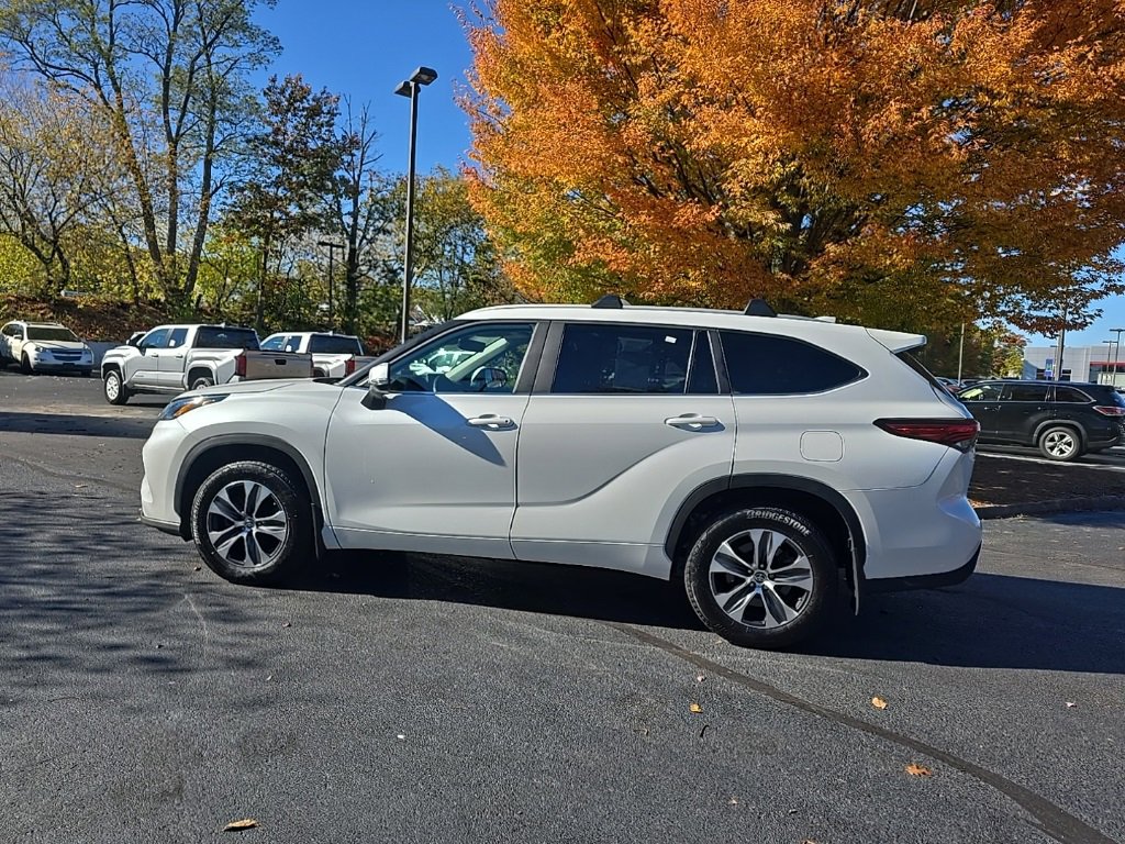 2023 Toyota Highlander XLE photo 3
