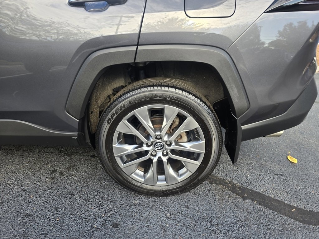 2020 Toyota RAV4 Limited photo 4
