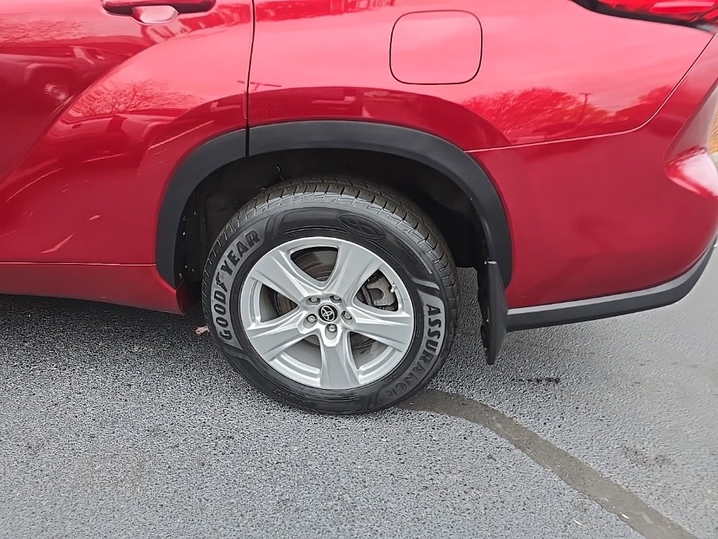 2022 Toyota Highlander Hybrid LE photo 3