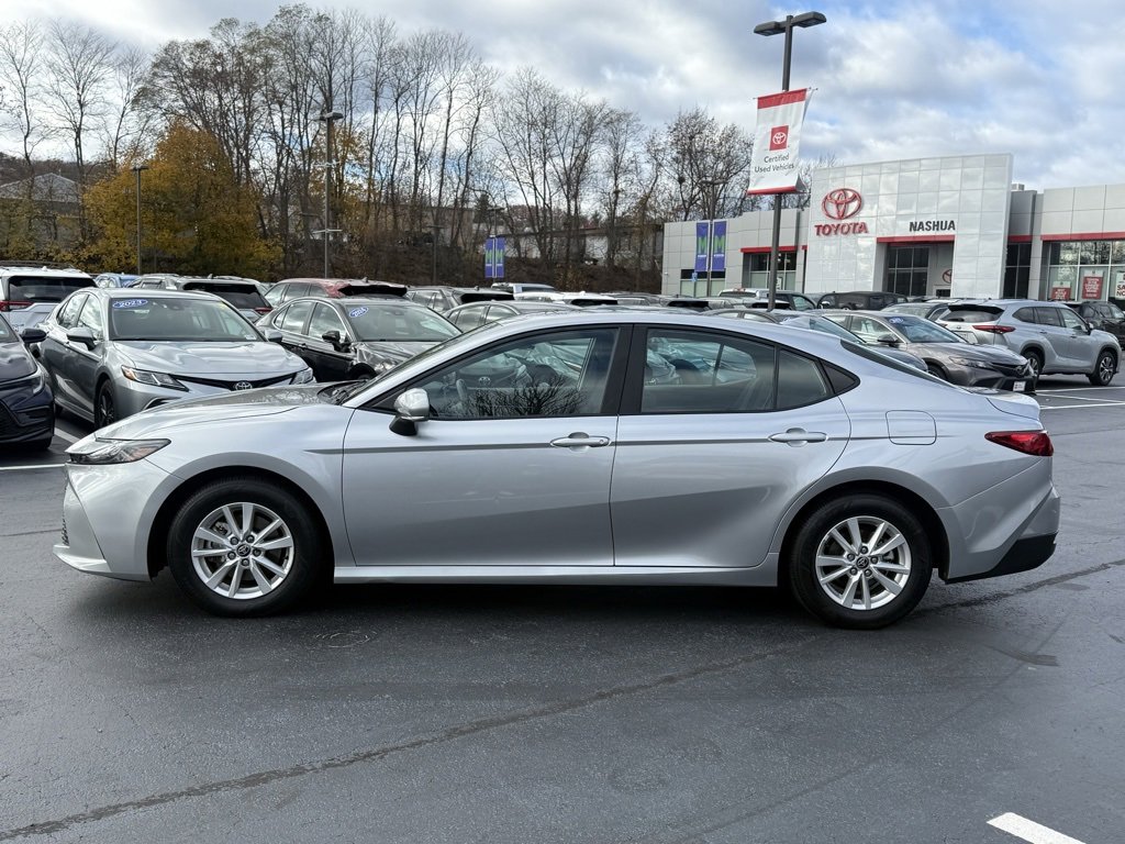 2025 Toyota Camry Hybrid SE photo 3