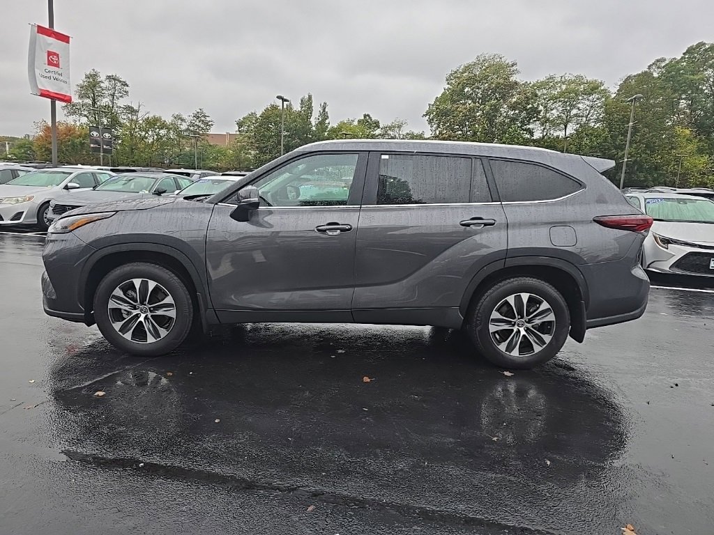 2025 Toyota Highlander XLE photo 2
