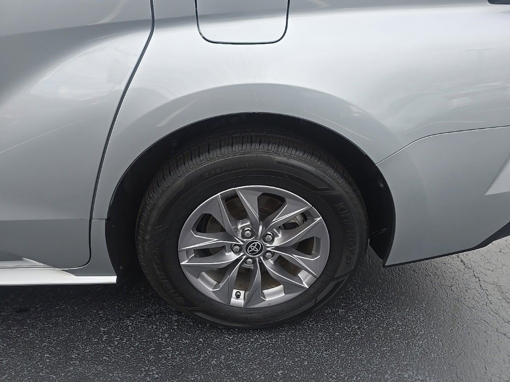 2022 Toyota Sienna LE photo 4