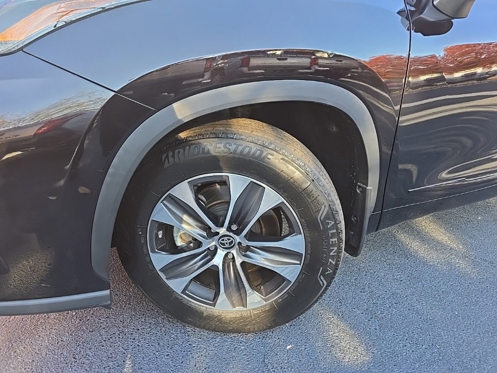 2022 Toyota Highlander XLE photo 2