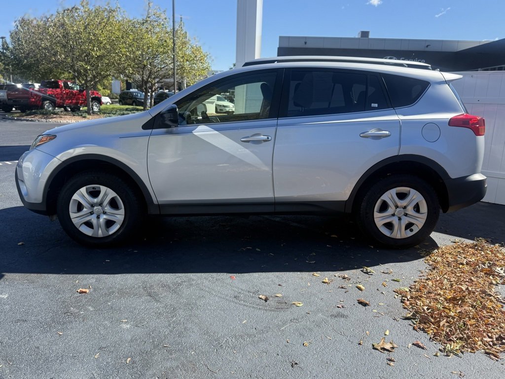 2015 Toyota RAV4 LE photo 2