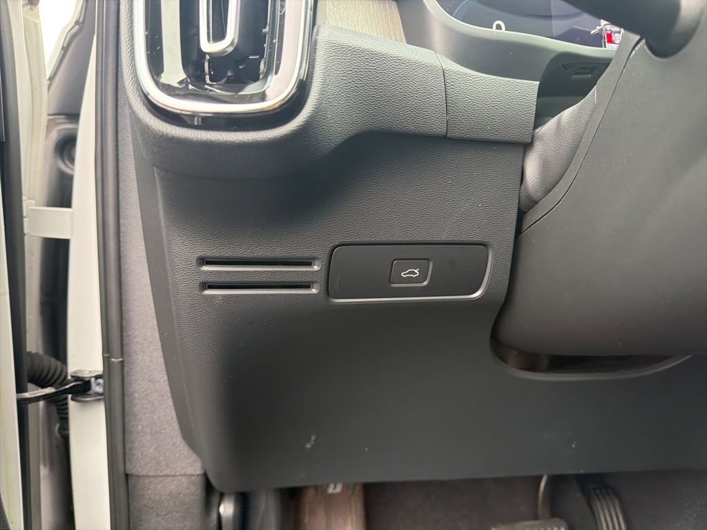 2023 Volvo XC40 Plus - Photo 22