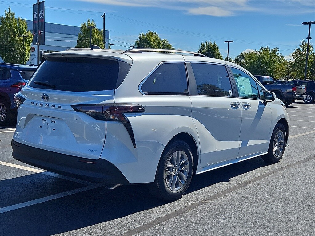 2025 Toyota Sienna XLE photo 2
