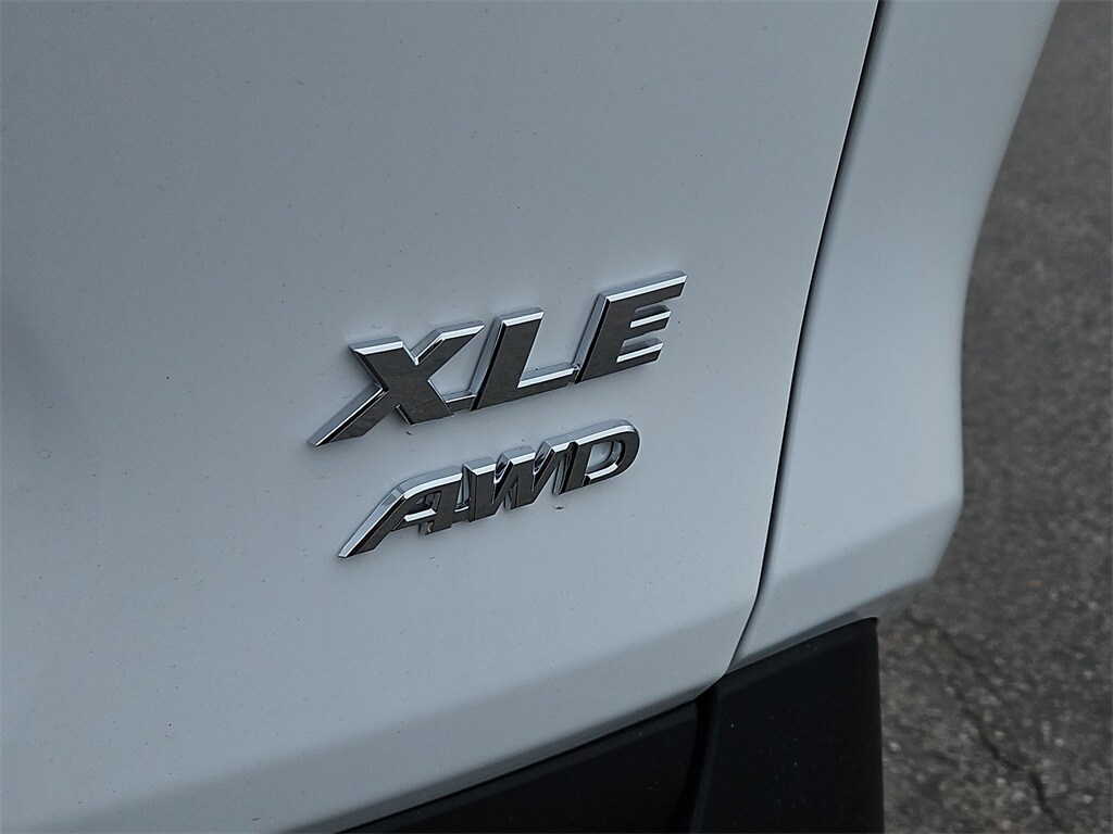2025 Toyota RAV4 XLE photo 4