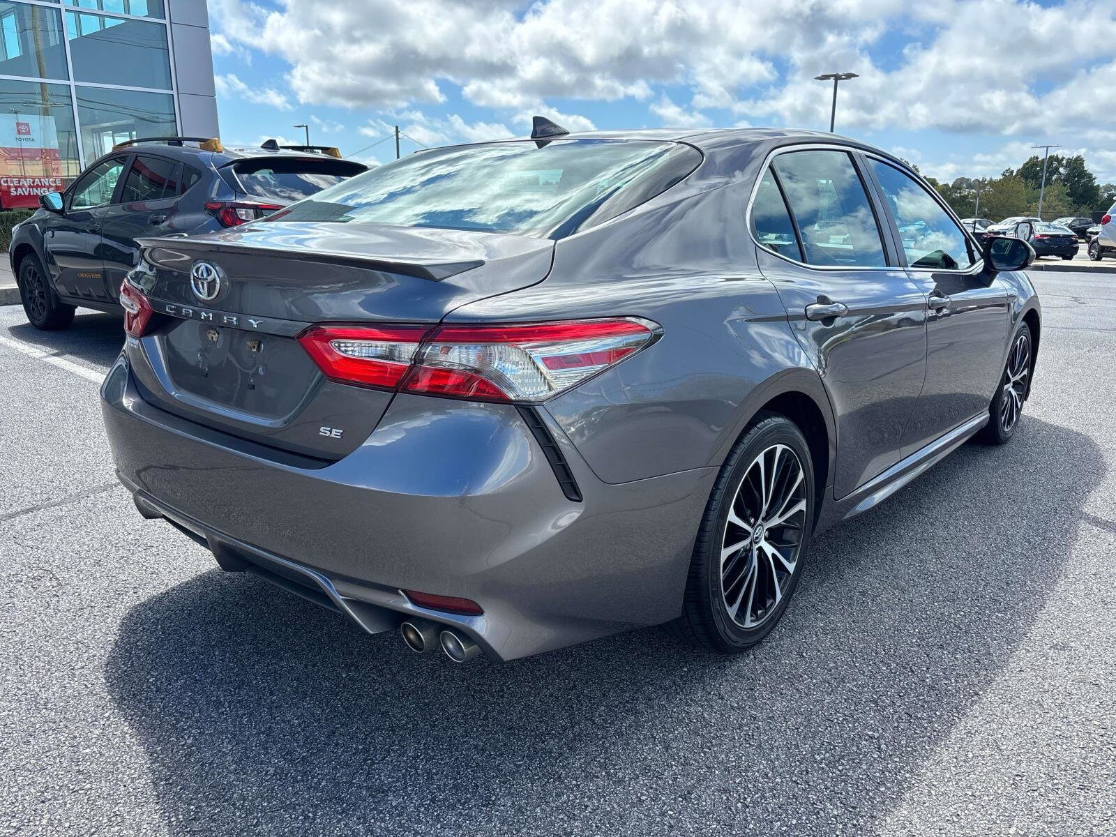 2019 Toyota Camry SE XLE photo 3