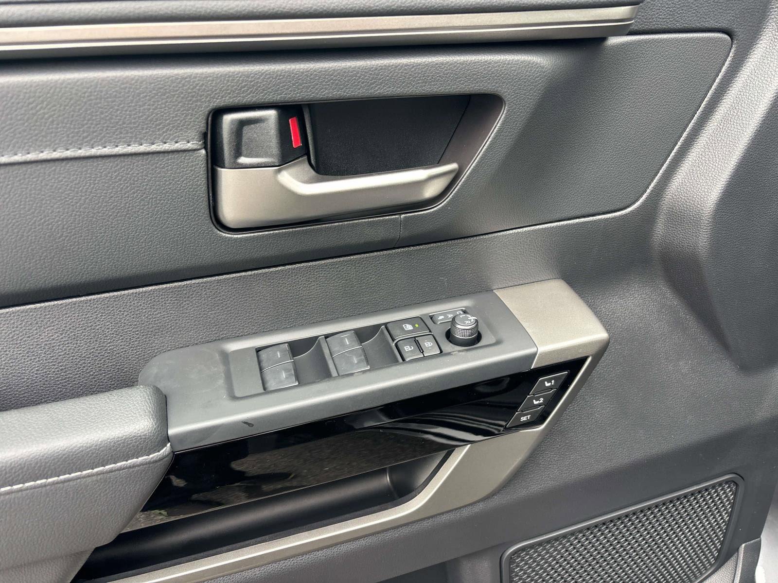 2026 Toyota Tundra Limited - Photo 8
