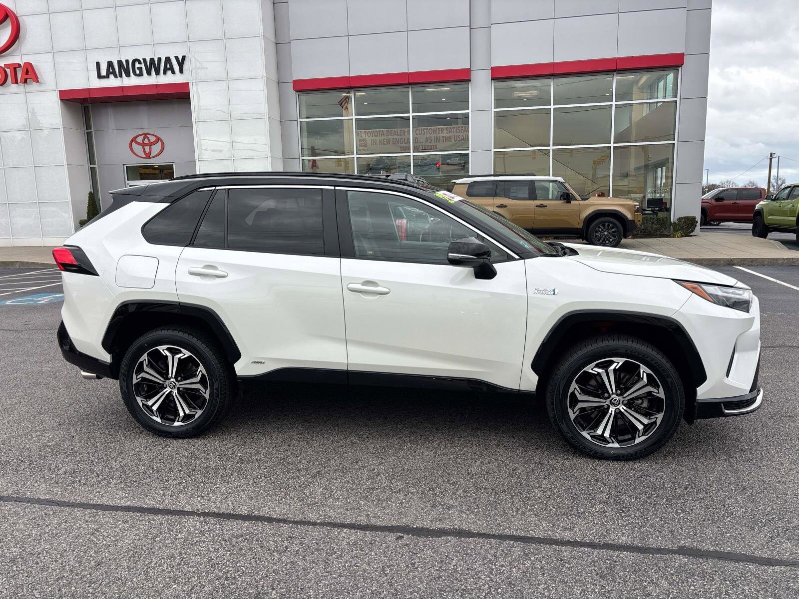 2022 Toyota RAV4 Prime XSE photo 2