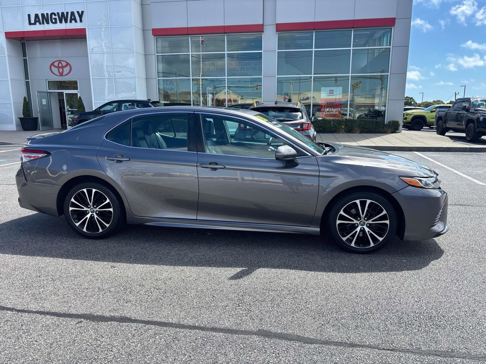 2019 Toyota Camry SE XLE photo 2