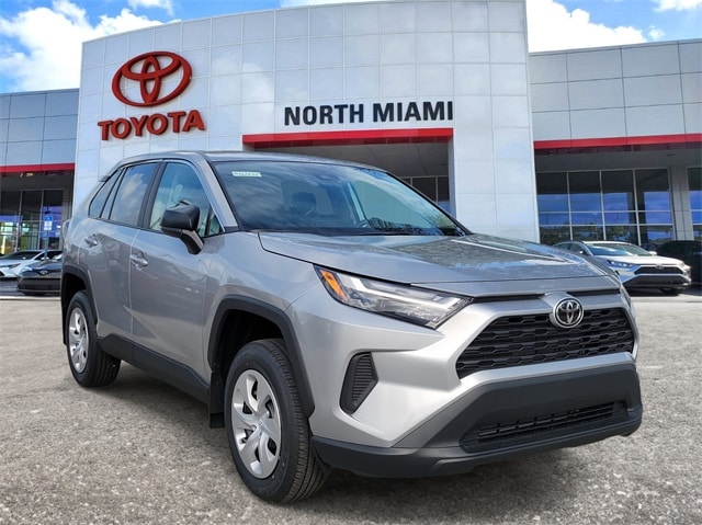 2025 Toyota RAV4 LE's photo