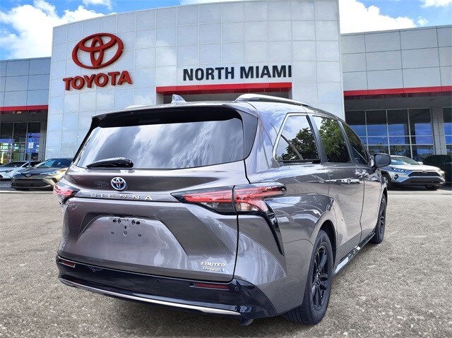 2022 Toyota Sienna Limited photo 4