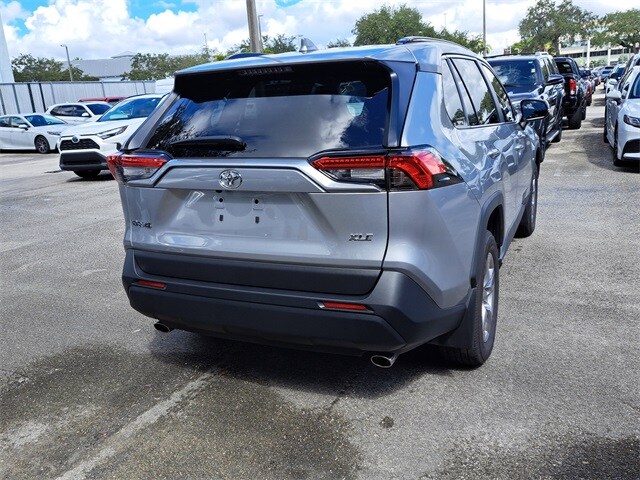 2025 Toyota RAV4 XLE photo 4