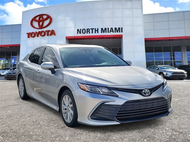 2024 Toyota Camry LE's photo