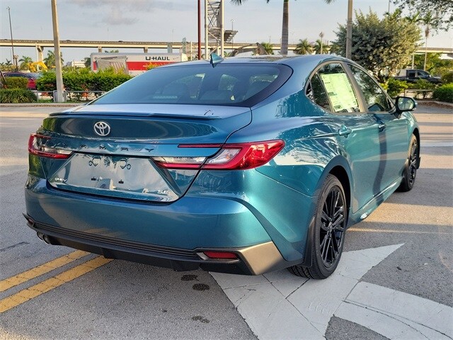 2025 Toyota Camry SE photo 4