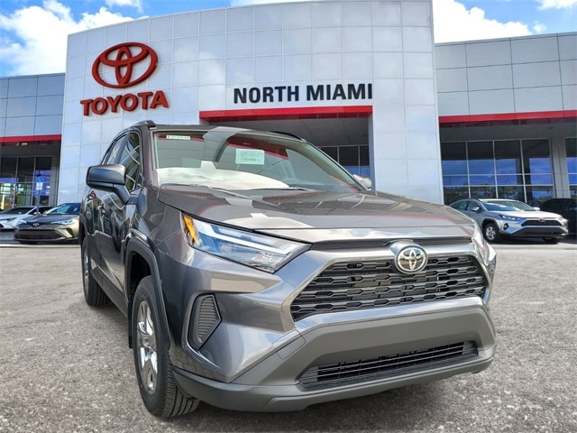 2025 Toyota RAV4 LE's photo