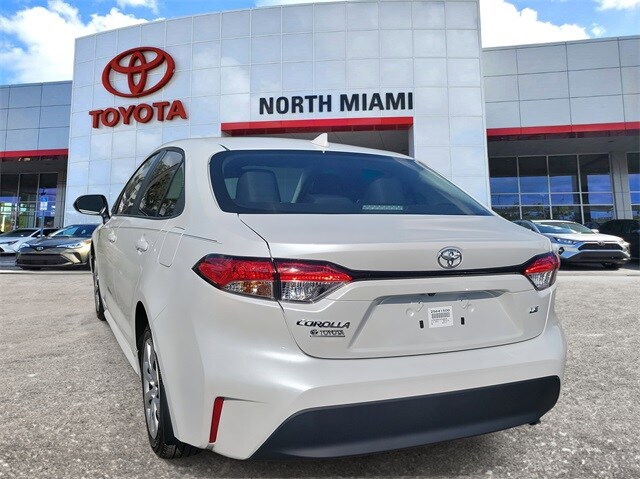 2025 Toyota Corolla LE photo 3