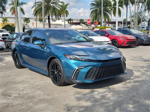 2025 Toyota Camry SE's photo