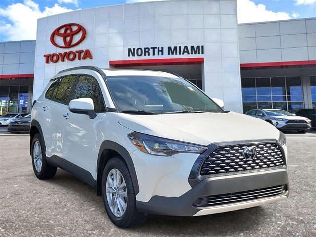 2024 Toyota Corolla Cross LE's photo