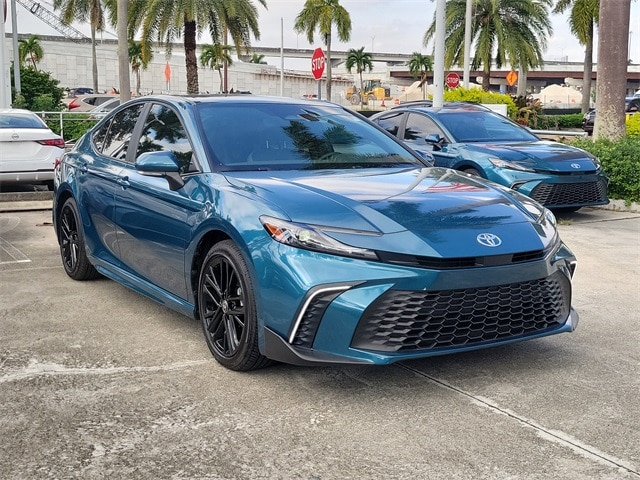 2025 Toyota Camry SE's photo