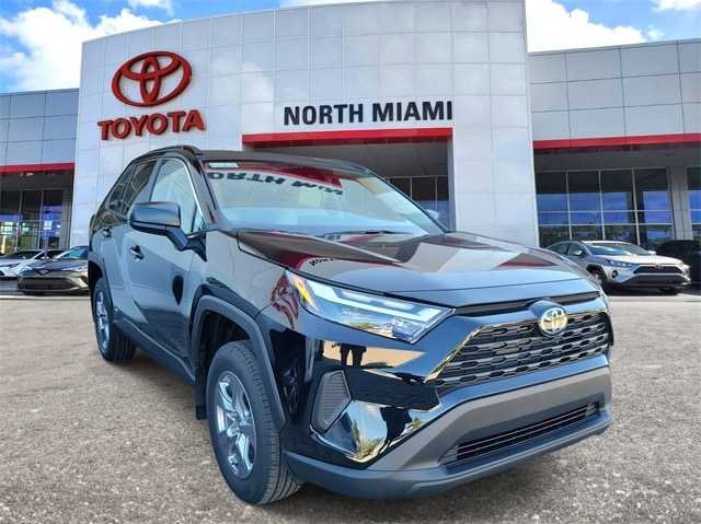 2025 Toyota RAV4 LE's photo