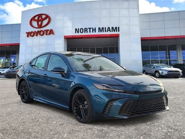 2025 Toyota Camry SE's photo