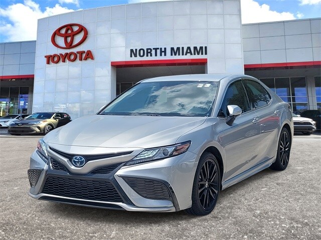 2024 Toyota Camry Hybrid XSE photo 2
