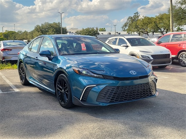 2025 Toyota Camry SE's photo