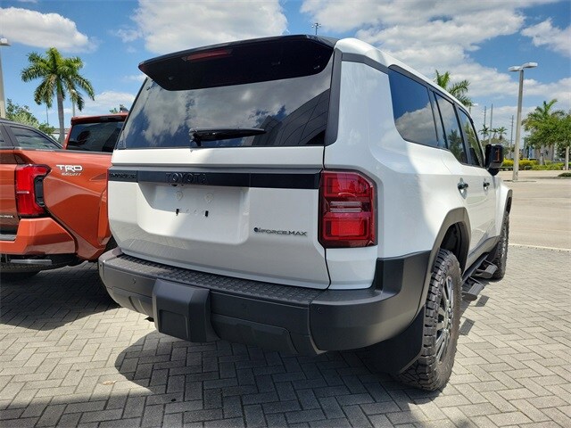 2025 Toyota Highlander Hybrid photo 3
