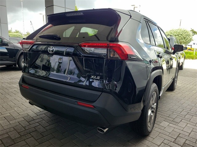 2025 Toyota RAV4 Hybrid XLE photo 3