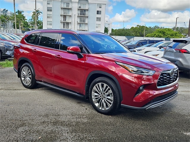 2025 Toyota Highlander Platinum's photo